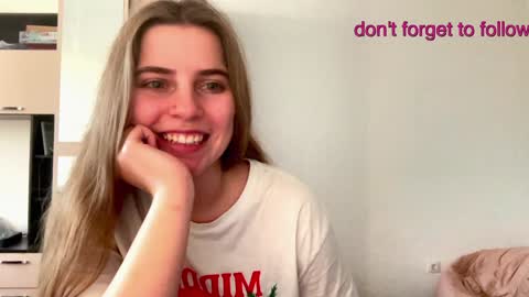 Snapshot of lily_smily chatting on December 18, 2024, 11:24 am Lily online show from December 18, 2024, 11:24 am