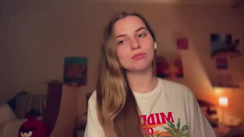 Snapshot of lily_smily chatting on October 28, 2025, 11:29 pm Lily online show from October 28, 2025, 11:29 pm