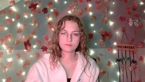 Snapshot of lily_tayberry chatting on October 3, 2025, 6:10 am small lily online show from October 3, 2025, 6:10 am