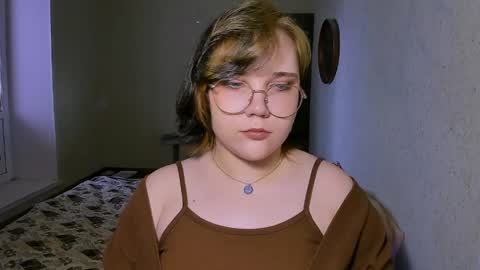Snapshot of lily_violettt chatting on April 7, 2026, 12:16 pm Lily online show from April 7, 2026, 12:16 pm