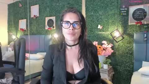 Lina  online show from September 30, 2025, 11:37 am