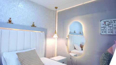 L I N A  online show from September 16, 2025, 4:13 am