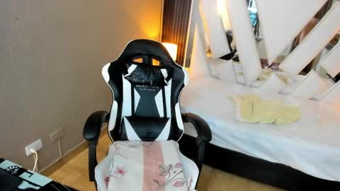  Linda  online show from May 23, 2026, 6:34 pm