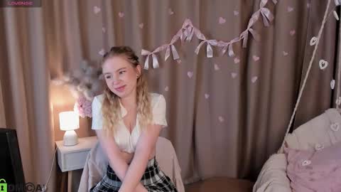 Snapshot of linda__bloom chatting on February 16, 2026, 1:24 am Lin online show from February 16, 2026, 1:24 am