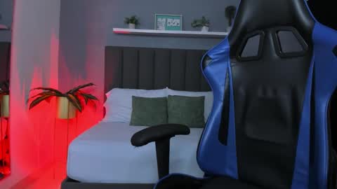 Snapshot of lindaa_natashaa chatting on December 2, 2025, 2:17 am L I N D A online show from December 2, 2025, 2:17 am