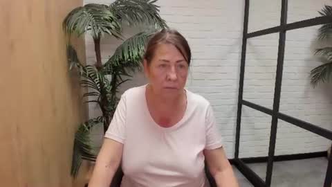 Snapshot of lindahottie chatting on June 15, 2026, 1:02 pm Linda online show from June 15, 2026, 1:02 pm