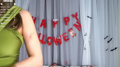 Kate online show from October 31, 2025, 1:23 pm