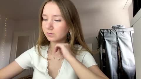 lisasmall online show from July 19, 2026, 4:44 pm