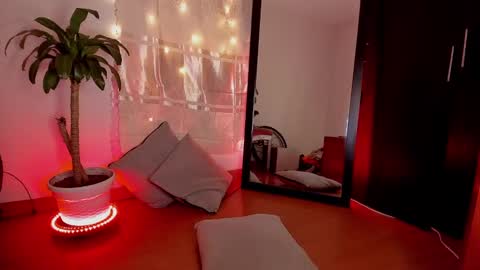 Snapshot of little_emilyd chatting on December 18, 2024, 2:32 am Emily online show from December 18, 2024, 2:32 am