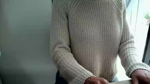 LittleAura online show from April 22, 2026, 1:34 pm