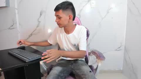 Snapshot of littlecum18 chatting on June 26, 2026, 11:58 am Pipe online show from June 26, 2026, 11:58 am