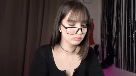 Snapshot of littlem0lly chatting on February 10, 2026, 4:11 pm Violetta online show from February 10, 2026, 4:11 pm