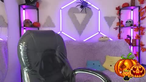 littlevixen18 online show from October 30, 2025, 6:52 pm