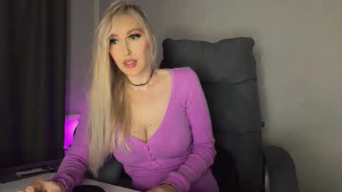 Liya Ray online show from November 15, 2025, 8:49 pm