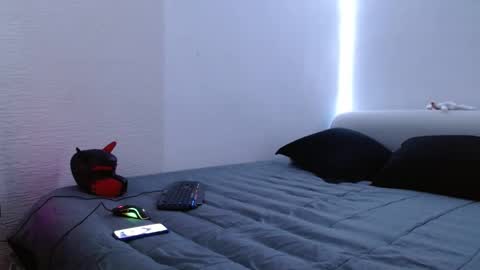 lliamm 2 online show from February 1, 2025, 6:51 pm