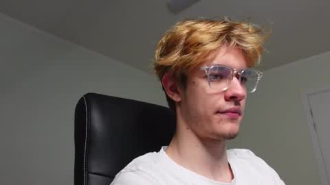 Snapshot of logan_fraser chatting on October 28, 2025, 2:53 pm LOGAN FRASER online show from October 28, 2025, 2:53 pm