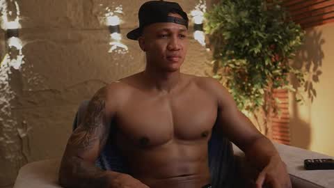 logan_varela online show from November 10, 2025, 1:32 pm