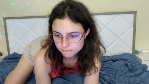 lola_aspis online show from October 3, 2025, 4:48 pm