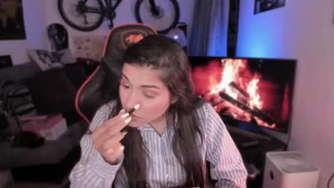 lolaasmith_21 online show from April 10, 2026, 8:57 pm