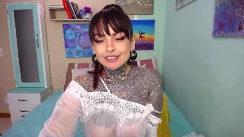Snapshot of lolabrouse__ chatting on December 31, 2024, 8:56 pm Lola online show from December 31, 2024, 8:56 pm