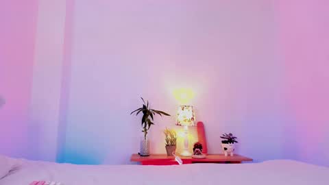 Lola online show from March 12, 2025, 7:38 pm