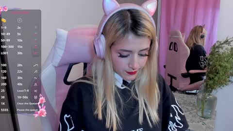 Snapshot of lollypetitte_ chatting on December 30, 2024, 3:03 am Lolly online show from December 30, 2024, 3:03 am