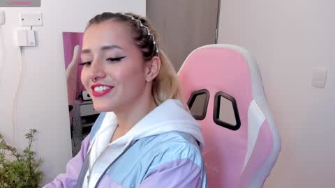 Snapshot of lollypetitte_ chatting on January 4, 2025, 2:35 am Lolly online show from January 4, 2025, 2:35 am