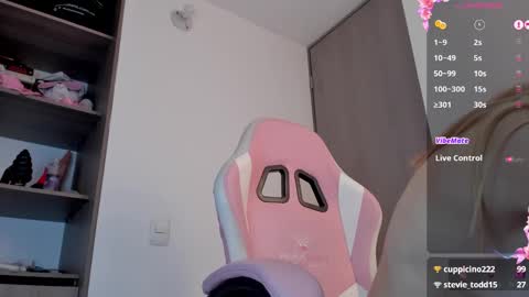 Snapshot of lollypetitte_ chatting on February 2, 2025, 4:37 am Lolly online show from February 2, 2025, 4:37 am