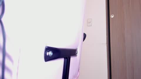 Snapshot of lollypetitte_ chatting on February 12, 2025, 4:33 am Lolly online show from February 12, 2025, 4:33 am