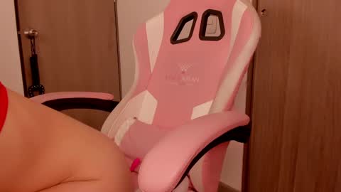 Snapshot of lollypetitte_ chatting on February 18, 2025, 3:10 am Lolly online show from February 18, 2025, 3:10 am