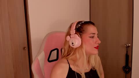 Snapshot of lollypetitte_ chatting on February 27, 2025, 3:47 am Lolly online show from February 27, 2025, 3:47 am