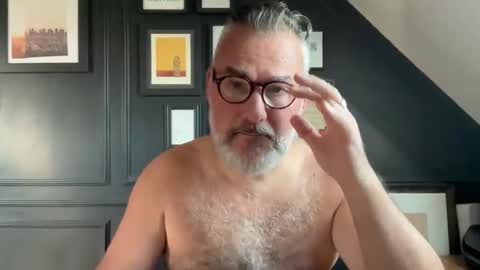 Snapshot of londongent2023 chatting on September 19, 2025, 12:17 pm EnglishBear online show from September 19, 2025, 12:17 pm