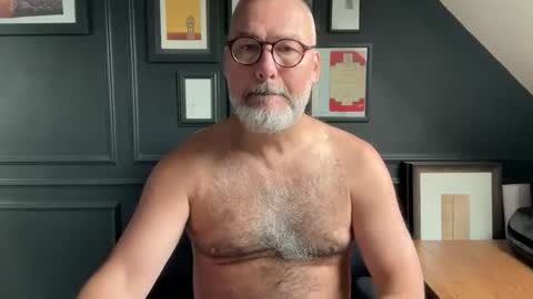 Snapshot of londongent2023 chatting on October 1, 2025, 9:04 am EnglishBear online show from October 1, 2025, 9:04 am