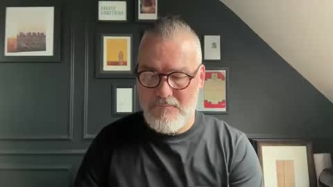 Snapshot of londongent2023 chatting on October 8, 2025, 9:18 am EnglishBear online show from October 8, 2025, 9:18 am