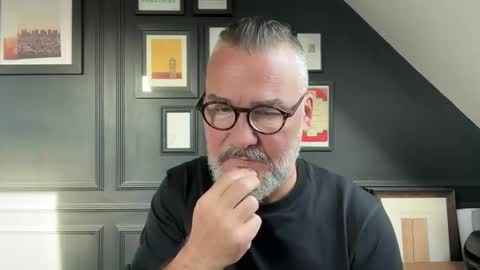 Snapshot of londongent2023 chatting on October 9, 2025, 8:34 am EnglishBear online show from October 9, 2025, 8:34 am