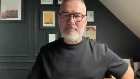 Snapshot of londongent2023 chatting on October 10, 2025, 8:57 am EnglishBear online show from October 10, 2025, 8:57 am