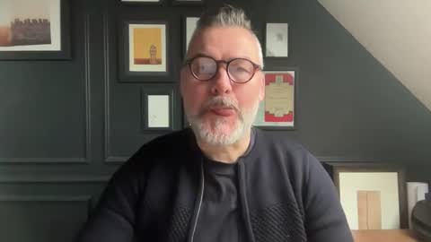 Snapshot of londongent2023 chatting on February 19, 2026, 10:55 am EnglishBear online show from February 19, 2026, 10:55 am