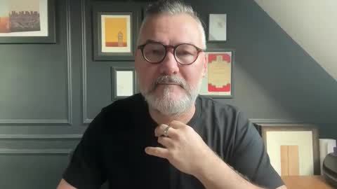 Snapshot of londongent2023 chatting on February 23, 2026, 8:44 am EnglishBear online show from February 23, 2026, 8:44 am