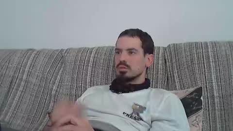 Snapshot of longnight5 chatting on January 31, 2025, 3:11 pm Alejandro Rulitos Twitter longnight55 Intagram 5longnight5 online show from January 31, 2025, 3:11 pm