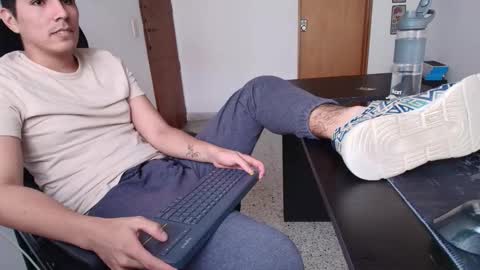 Snapshot of looki_16 chatting on October 17, 2025, 4:31 pm looki 16 online show from October 17, 2025, 4:31 pm