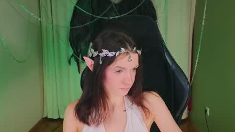 Snapshot of loonacom chatting on October 30, 2025, 8:53 pm Luna online show from October 30, 2025, 8:53 pm