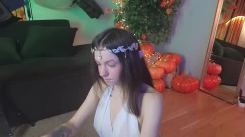 Snapshot of loonacom chatting on October 31, 2025, 8:43 pm Luna online show from October 31, 2025, 8:43 pm