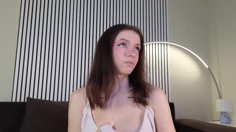 Snapshot of loonacom chatting on November 6, 2025, 8:32 pm Luna online show from November 6, 2025, 8:32 pm