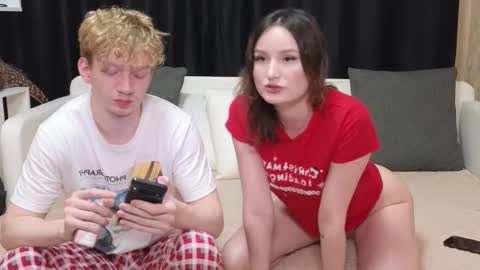 Jean and Isa right couple Mark and Eva left couple online show from October 13, 2025, 11:32 am