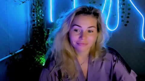 Lora online show from September 19, 2025, 2:24 am