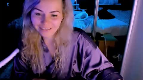 Lora online show from October 8, 2025, 2:42 am