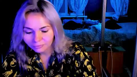 Lora online show from October 28, 2025, 2:37 am