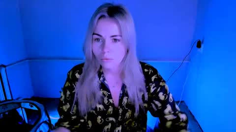 Lora online show from April 7, 2026, 2:01 am