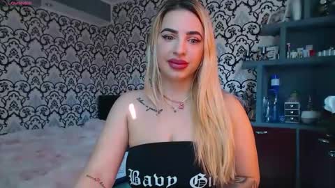 Queen LoraSinClare online show from April 15, 2026, 7:04 am