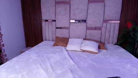  Lorein  online show from November 10, 2025, 9:47 pm